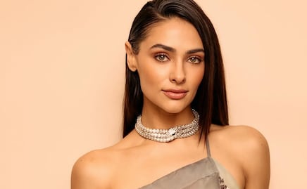 Renata Notni apuesta por un traje masculino con bermudas y tacones blancos