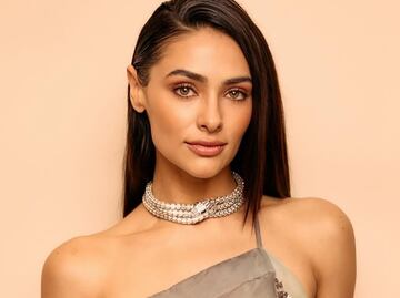 Renata Notni apuesta por un traje masculino con bermudas y tacones blancos