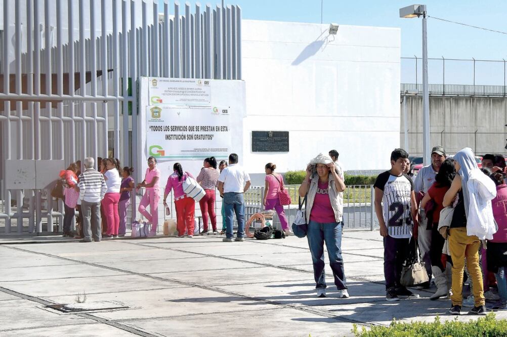 Personas denunciaron que durante los días de visita un hombre cobra por apartar los lugares en la fila para ingresar al reclusorio (ARCHIVO. EL UNIVERSAL)