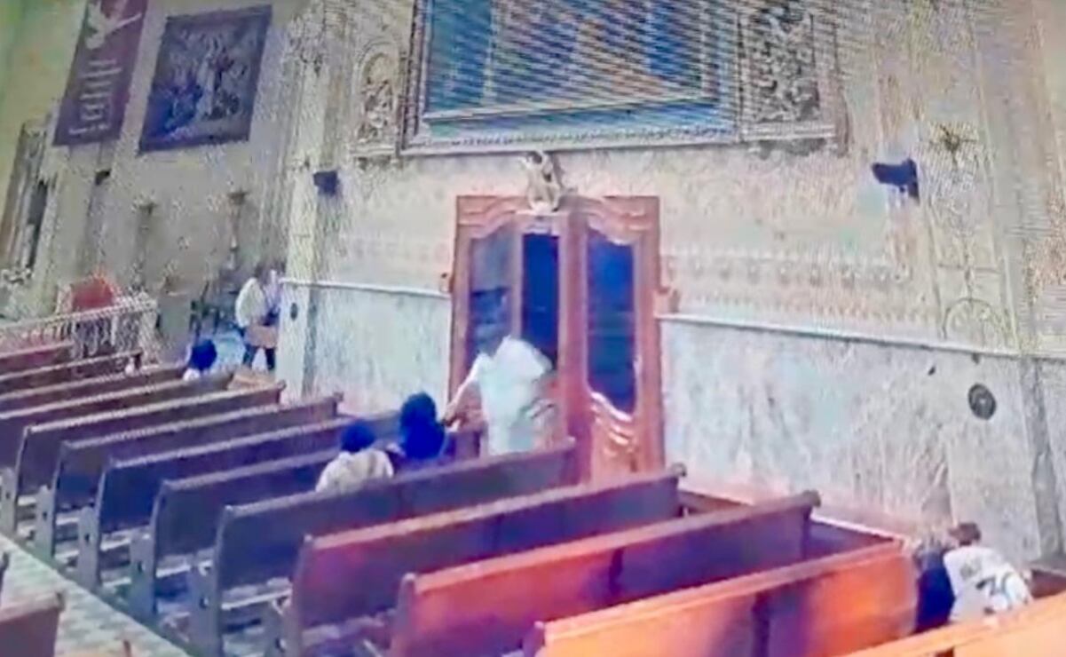 Asaltante se hace pasar por ayudante de sacerdote en iglesia. Fotos: Captura de pantalla