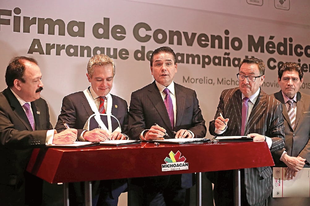 El secretario de Salud del DF, Armando Ahued; el jefe de gobierno, Miguel Mancera; el gobernador de Michoacán, Silvano Aureoles, y el secretario de Salud de Michoacán, Esteban Aranza, firmaron el convenio de colaboración (ARMANDO SOLÍS. ELUNIVERSAL)