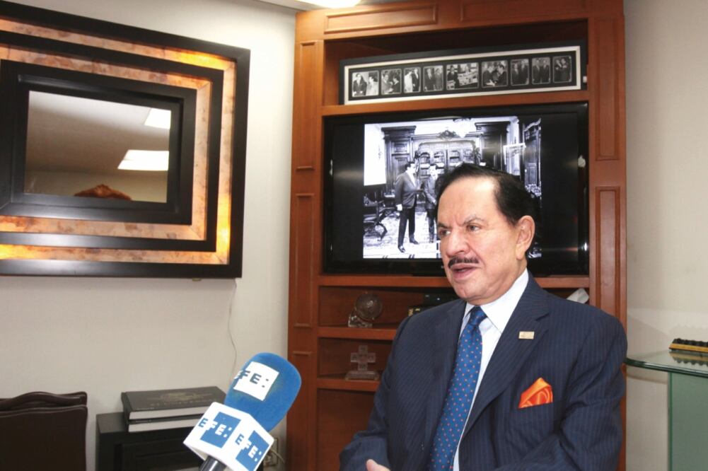 El Licenciado Juan Francisco Ealy Ortiz, Presidente Ejecutivo y del Consejo de Administración de EL UNIVERSAL, asegura que los periódicos impresos no van a desaparecer sino que se complementarán con las redes sociales e internet (MARIO GUZMÁN. EFE)