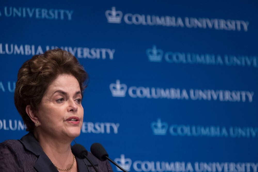 La ex presidenta brasileña, Dilma Rousseff, toma la palabra durante una conferencia en la Universidad de Columbia en Nueva York. (Foto: AP)
