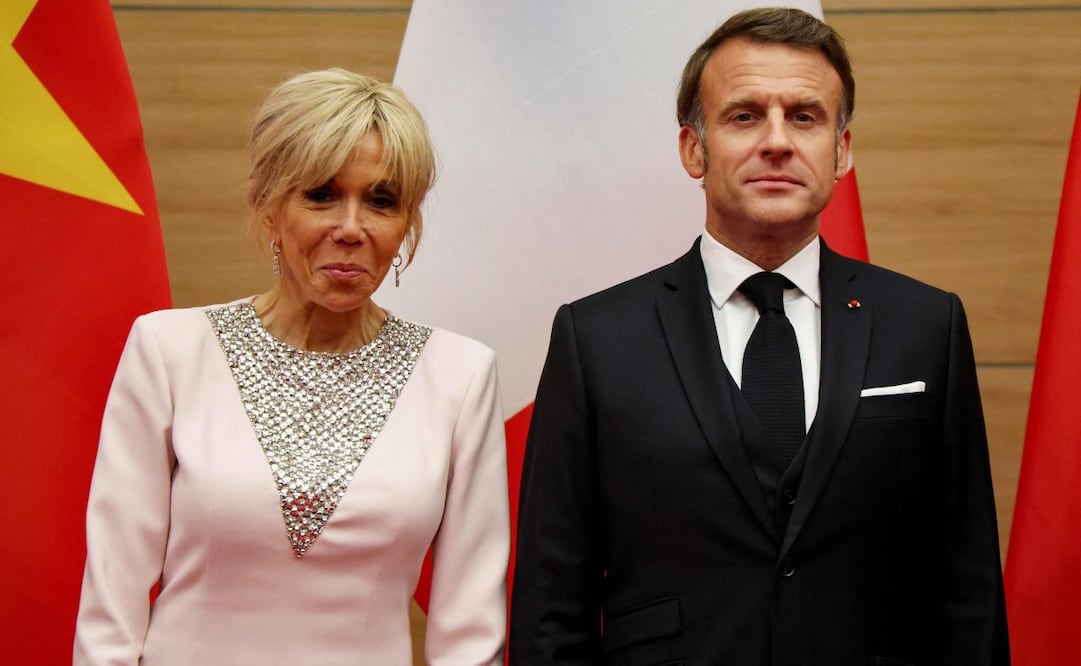 El presidente de Francia, Emmanuel Macron (derecha), posa con su esposa, Brigitte Macron, durante una cena de estado con el presidente de Vietnam, Luong Cuong, en el Centro Internacional de Convenciones de Hanói, el 26 de mayo de 2025. Foto: AFP