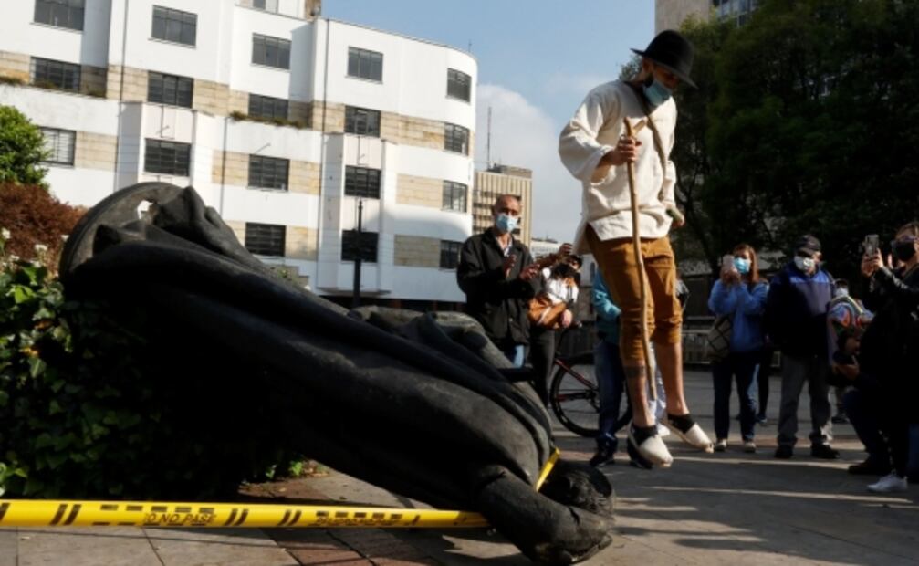 Indígenas derriban la estatua del fundador de Bogotá