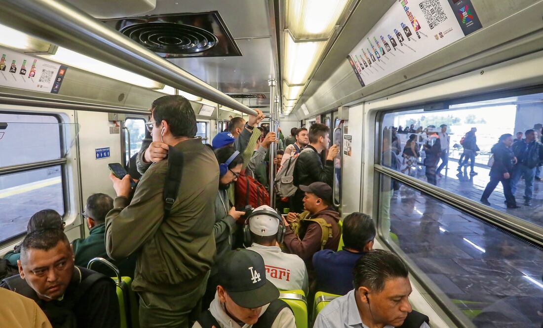 Usuarios expresaron que el tren no se ha parado tanto tiempo en las estaciones.
Foto: de Luis Camacho. El Universal