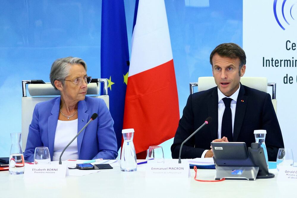 El presidente de Francia, Emmanuel Macron, y la primera ministra Elisabeth Borne en una reunión de emergencia del gobierno, luego de que estallaran disturbios por tercera noche consecutiva en todo el país. Foto: Yves Herman. AP
