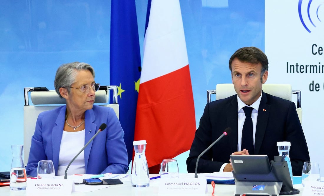 El presidente de Francia, Emmanuel Macron, y la primera ministra Elisabeth Borne en una reunión de emergencia del gobierno, luego de que estallaran disturbios por tercera noche consecutiva en todo el país. Foto: Yves Herman. AP