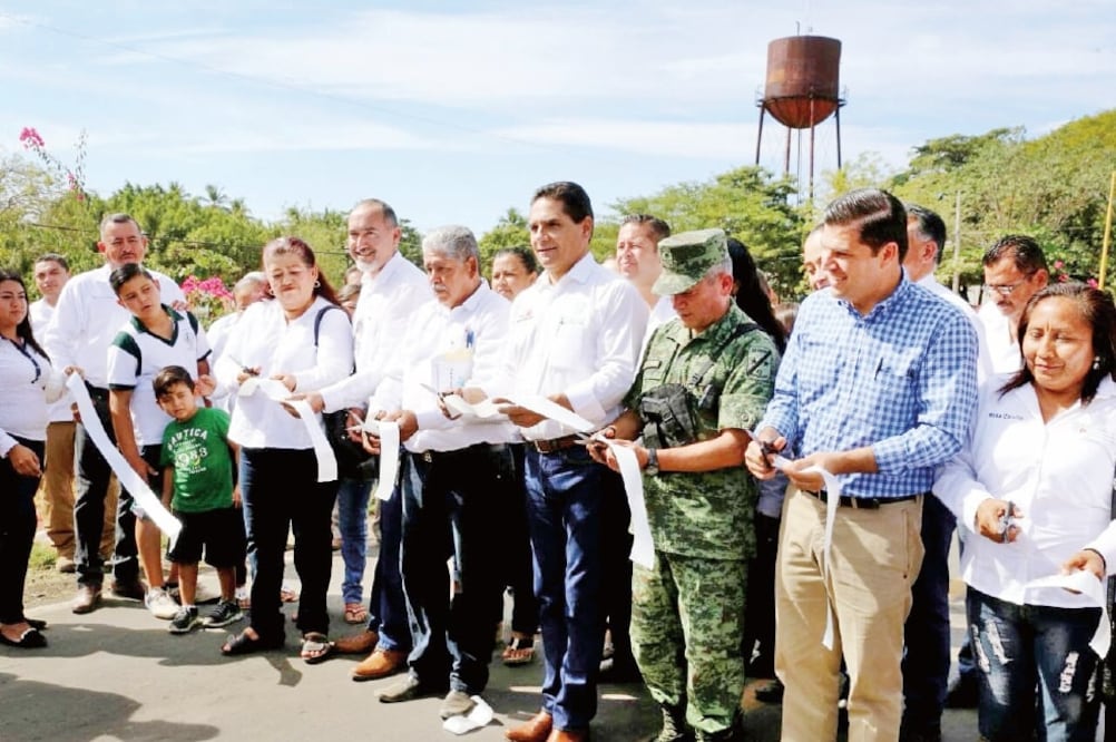 El gobernador Silvano Aureoles Conejo, al inaugurar una serie de obras en las comunidades de Cenobio Moreno y Pinzándaro (ARCHIVO. EL UNIVERSAL)