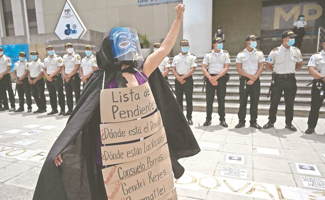Una asistente a una protesta contra el gobierno en Ciudad de Guatemala. Foto: Johan Ordonez. AFP