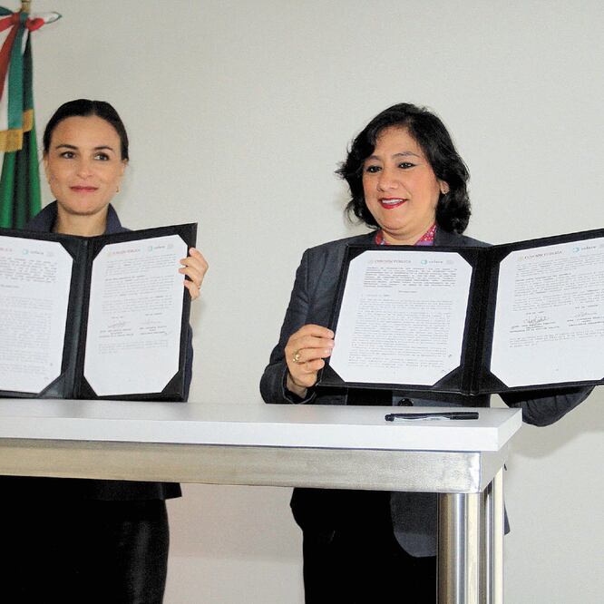 Alejandra Palacios (Cofece) e Irma Eréndira Sandoval (SFP) firmaron un acuerdo de colaboración en casos de colusión de servidores públicos. GUILLERMO GRANADOS. NOTIMEX