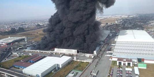 Se registra incendio en bodega de Toluca; columnas de humo alcanzan los 100 metros