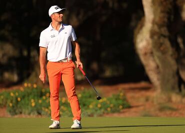 Jugador de golf es regañado por su mamá por hacer “trampa”