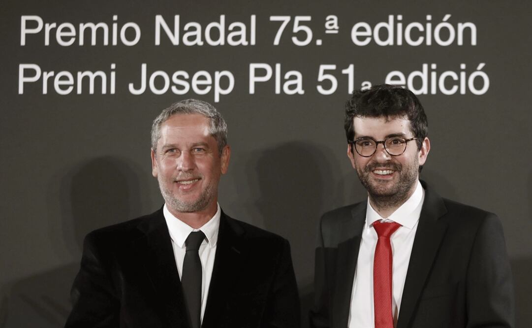 Guillermo Martinez (i) y el escritor Marc Artigau (d). Foto: EFE/Andreu Dalmau