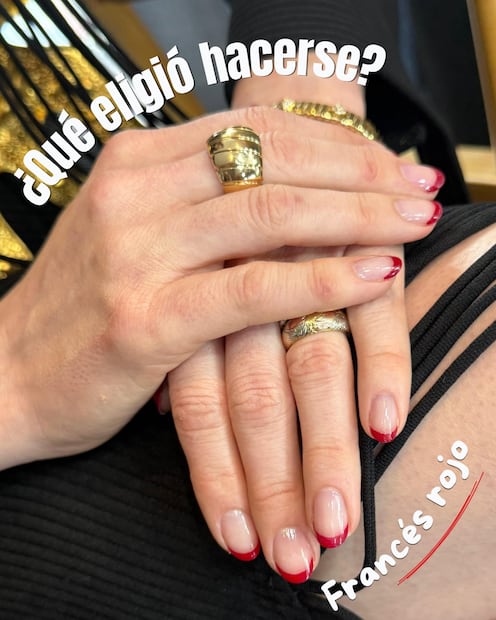 Uñas french rojo. Foto: Instagram @sararoomer