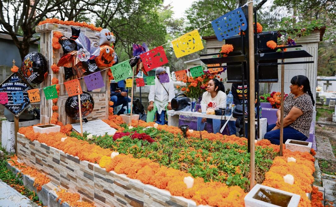 Los panteones de la capital y del Edomex se llenaron de cempasúchil y veladoras. Foto: Hugo Salvador / EL UNIVERSAL