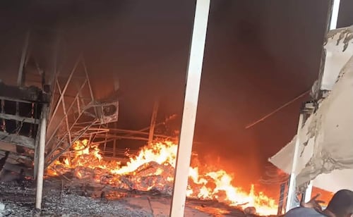 Reportan pérdida total tras incendio en empacadora de mango en Chahuites, Oaxaca; se desconocen las causas