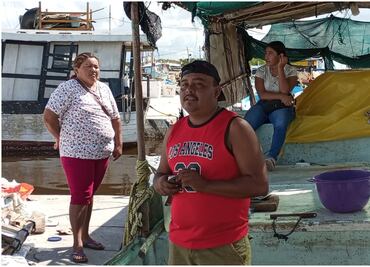 Familiares de pescadores desaparecidos en Yucatán piden colecta; Gobierno reparte despensas a damnificados
