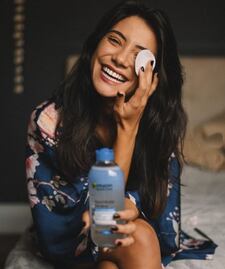 Cómo usar el agua micelar para tonificar tu piel