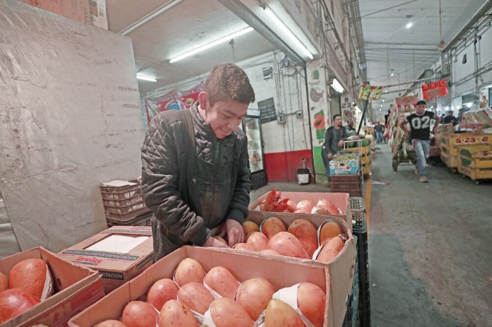 David —el mayor de tres hermanos— es uno de los 3.2 millones de menores de edad que trabajan en el país. A la semana gana 500 pesos, los cuales utiliza para ayudar en los gastos de su casa o para comprarse ropa (ALEJANDRA LEYVA. EL UNIVERSAL)