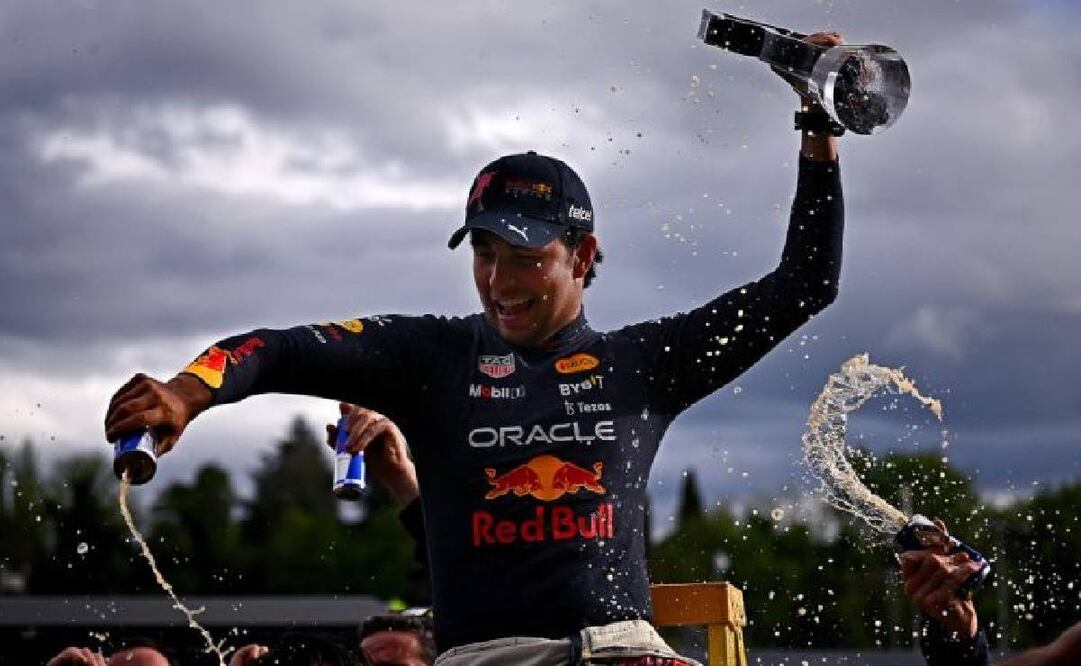 Checo Pérez festeja luego de conseguir el segundo lugar en el GP de Japón. Foto: Especial