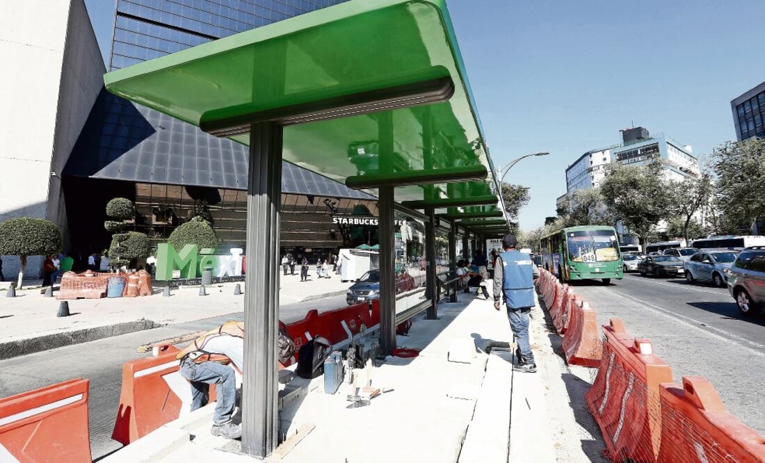Actualmente el sistema Metrobús lleva a cabo la colocación de estaciones para la Línea 7 a lo largo de Paseo de la Reforma. (ARIEL OJEDA. EL UNIVERSAL)