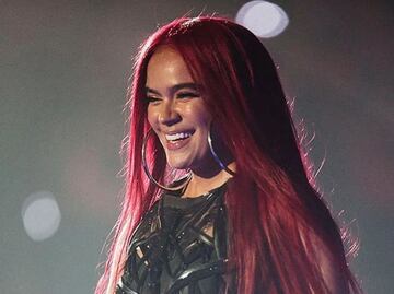 Karol G le regaló miles de dólares a un hombre de 70 años por darlo todo en el escenario