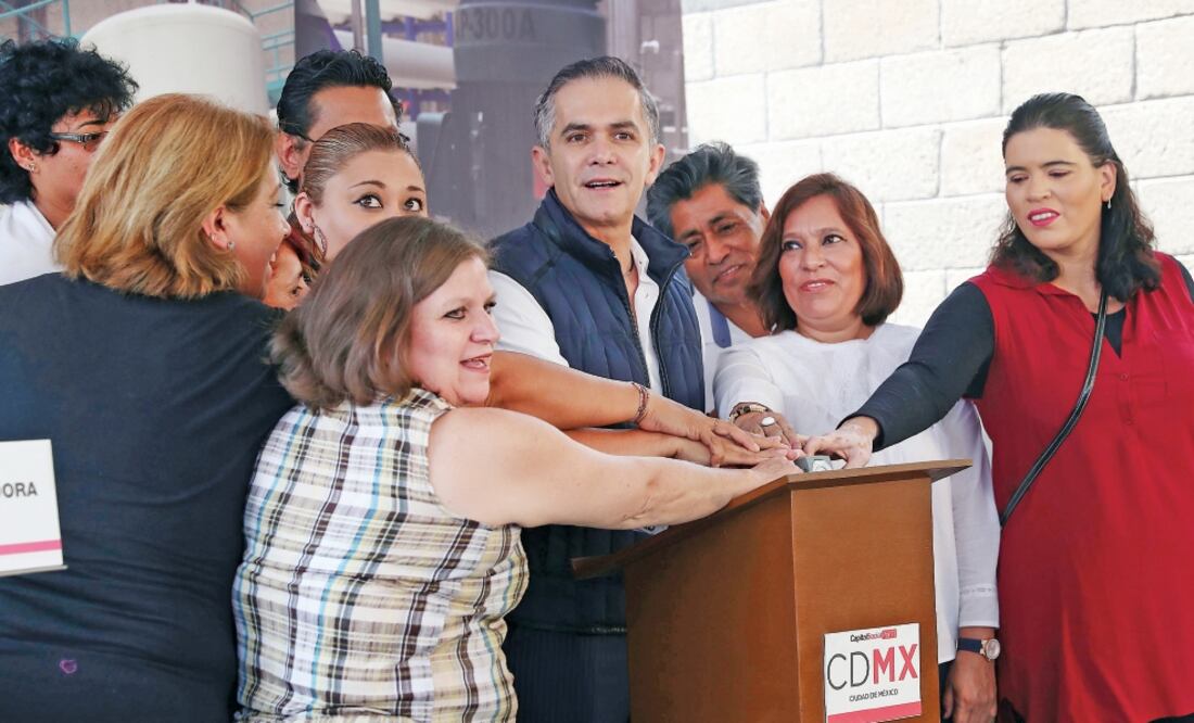 El jefe de Gobierno inauguró una planta potabilizadora en la zona de Pantitlán la cual tuvo una inversión de 58.3 millones de pesos para su rehabilitación y que beneficiará a 21 mil 600 habitantes de la delegación Iztacalco. (ARIEL OJEDA. EL UNIVERSAL)