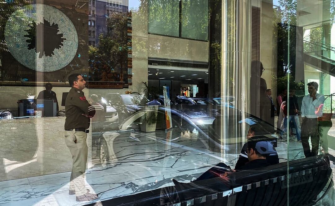 Un oficial de policía se encuentra cerca del mostrador de recepción del edificio de oficinas donde las autoridades fiscales indias allanaron la oficina de la BBC en Nueva Delhi. Foto: AFP