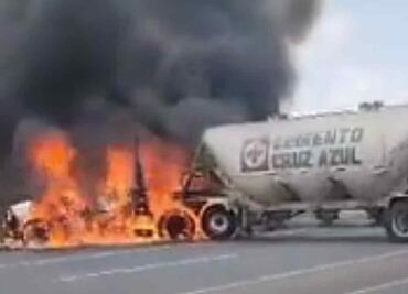 VIDEO: Bloquean con vehículos quemados carretera Encarnación de Díaz con dirección a San Juan de los Lagos, Jalisco