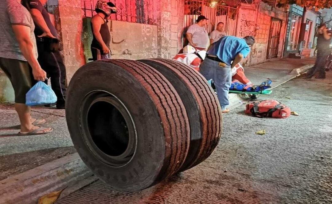 Dos enormes llantas salieron volando a más de 16 metros de altura y a gran velocidad. Foto: Especial