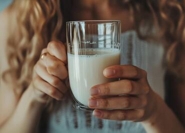 ¿Por qué es bueno tomar un vaso de leche al día?; conoce los beneficios que aporta para la salud