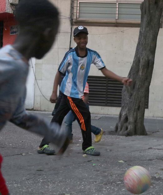 23 DE DICIEMBRE DE 2023, CIUDAD DE MEXICO
LOS NIÑOS HAITIANOS QUE ALBERGAN EN LA PLAZA GIORDANO BRUNO EN LA ALCALDIA CUAUHTEMOC PASARAN LA NAVIDAD COMO UN DIA MAS, CON AYUDA DE LA GENTE QUE LES LLEVA ROPA Y ALIMENTOS, SIN SABER SI SE QUEDAN EN MEXICO O DECIDEN SEGUIR AVANZANDO PARA LLEGAR A LOS ESTADOS UNIDOS. FOTO: CARLOS MEJIA/EL UNIVERSAL