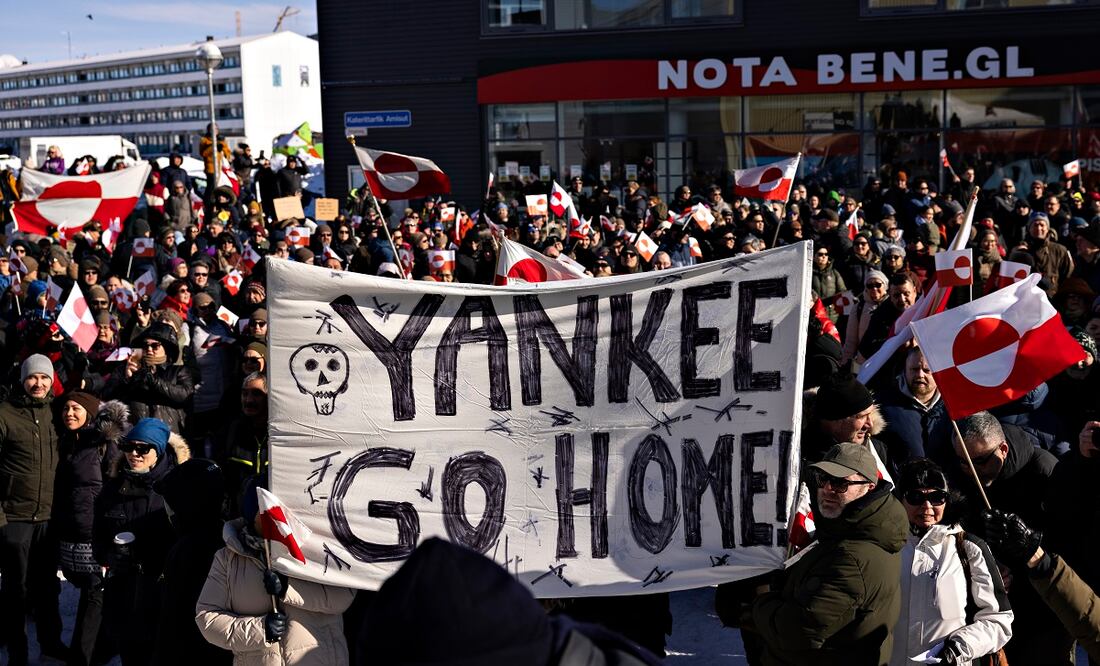 Asistentes a una manifestación frente al consulado estadounidense en Nuuk, Groenlandia, el 15 de marzo de 2025, bajo el lema "Groenlandia pertenece al pueblo groenlandés". Foto: EFE