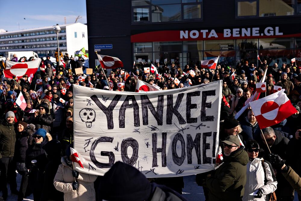 Asistentes a una manifestación frente al consulado estadounidense en Nuuk, Groenlandia, el 15 de marzo de 2025, bajo el lema "Groenlandia pertenece al pueblo groenlandés". Foto: EFE