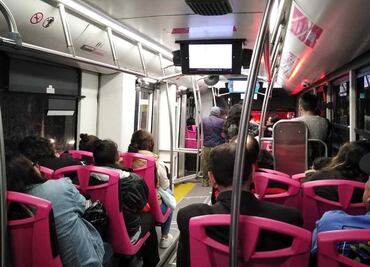 Hombre amenaza con golpear a pareja lésbica en Metrobús de Línea 6