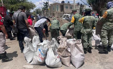 Policías, bomberos y soldados trabajan para agilizar el llenado de costales para desfogue controlado de la presa "El Ángulo"