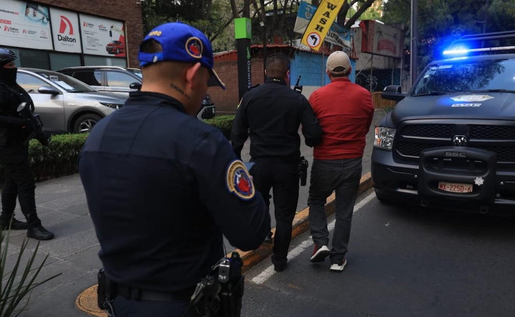 Policías detienen a un hombre (28/12/2025). Foto: Francisco Rodríguez / EL UNIVERSAL