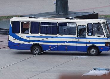 Hombre armado toma veinte rehenes en un autobús en Ucrania