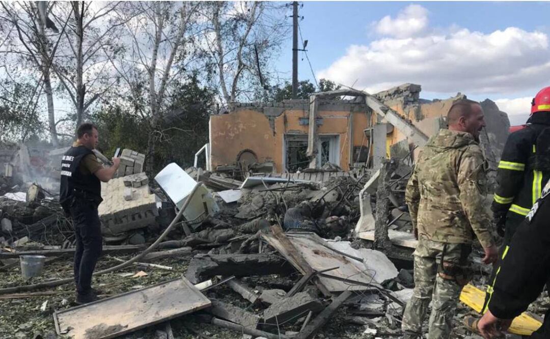 Rescatistas trabajando entre los escombros de una tienda destruida tras un ataque ruso en la aldea de Groza, a unos 30 kilómetros al oeste de Kupiansk. Foto: AFP