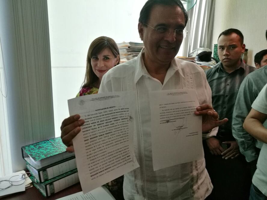 El senador por el Partido del Trabajo, Benjamín Robles Montoya, muestra la documentación correspondiente en contra del ex gobernador Gabino Cué Monteagudo (Cortesia /Congreso de Oaxaca)