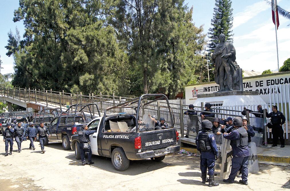 Policías federales y estatales vigilan el IEEPO, tras el anuncio de su desaparición. (Especial)