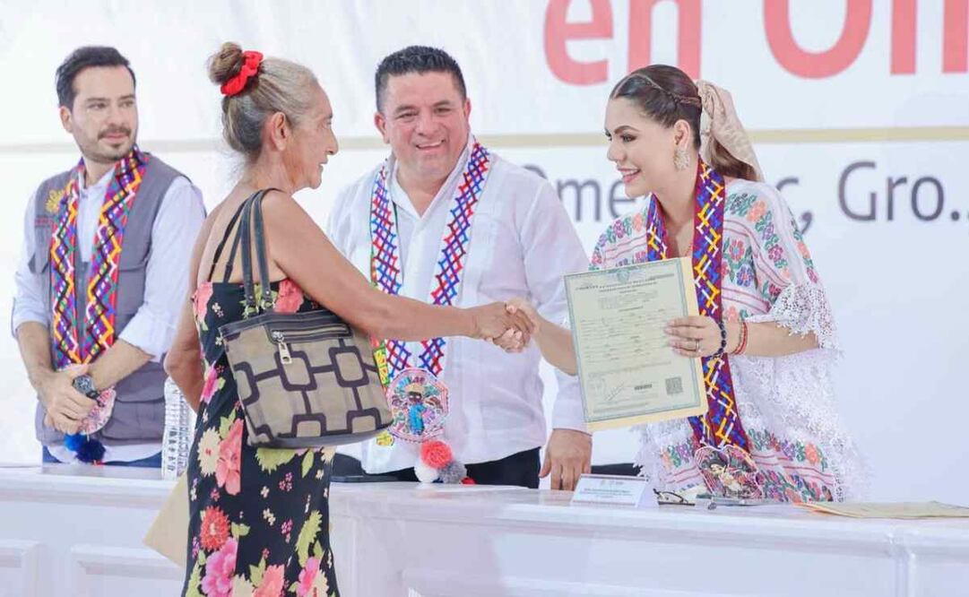 Evelyn Salgado, gobernadora de Guerrero, encabeza entrega de apoyos sociales / Foto: Especial