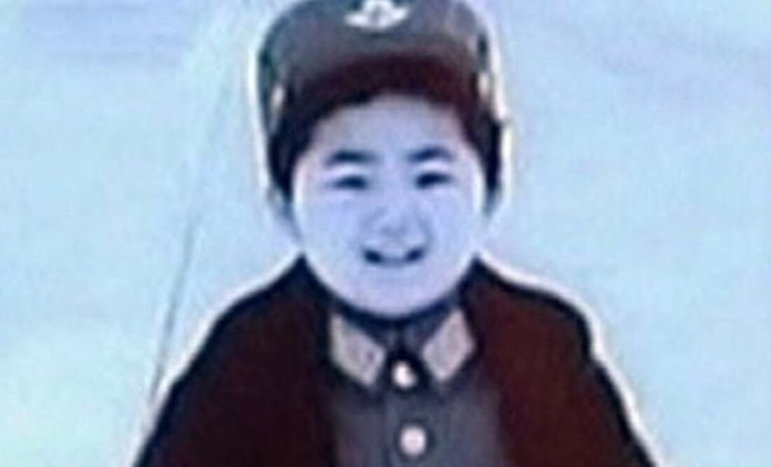 Cuando cumplió 8 años, a Kim Jong-un lo vistieron con uniforme militar. Foto: Reuters