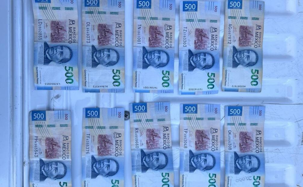 Los dos probables implicadosfueron presentados junto con lo asegurado y la motocicleta, ante el agente del Ministerio Público.
Foto: Especial.