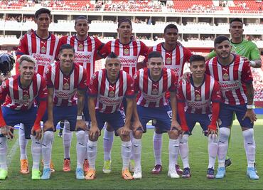 Aficionados de Chivas explotan y llenan de abucheos a un jugador del equipo