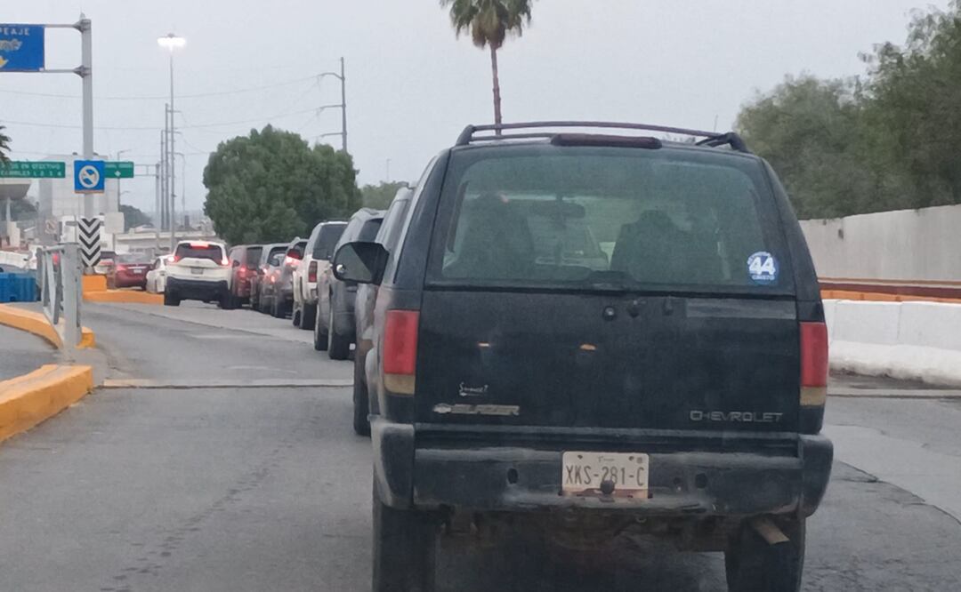 Inicio de vacaciones genera filas de hasta dos horas en puentes de Reynosa. Foto: Sandra Tovar