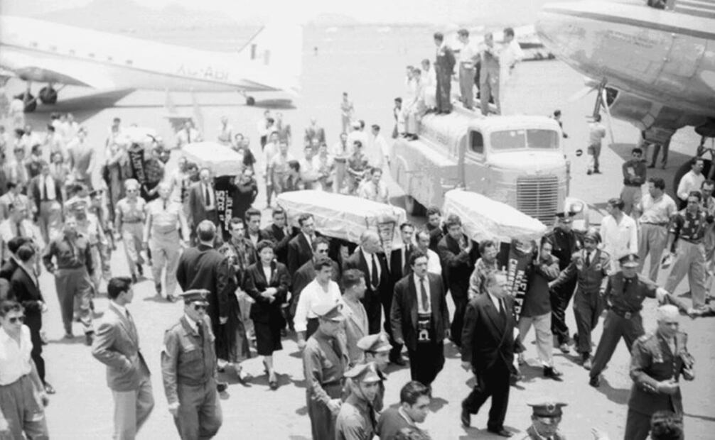 Llegada al DF de los féretros. El entonces presidente de la FME, José Muñoz Ayala y David Castell Blanch, presidente del Socorro Alpino, tramitaron todos los permisos para el traslado de cuerpos. Foto: ESPECIAL/Cortesía Enrique Chávez Poupard.