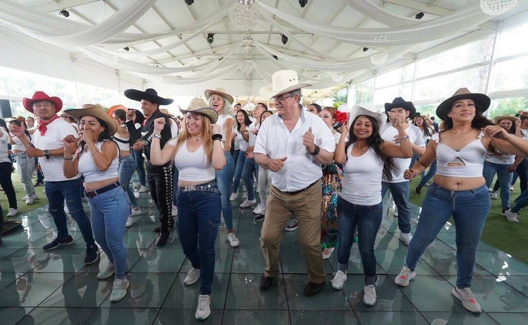 El aspirante a la presidencia le puso ritmo a la asamblea informativa durante su recorrido en Naucalpan, Estado de México / Foto: Twitter