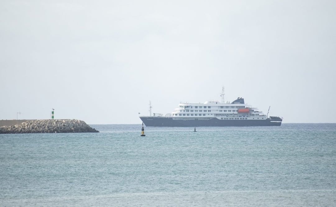 Vista general del crucero MV Hondius anclado frente al puerto de Praia, capital de Cabo Verde, el 5 de mayo de 2026. La OMS anunció ese mismo día que España "recibiría con agrado" un crucero anclado frente a las costas de Cabo Verde con casos sospechosos de hantavirus a bordo, lo que permitiría investigar y evaluar el riesgo para los demás pasajeros.
La directora de preparación y prevención de epidemias y pandemias de la OMS, Maria Van Kerkhove, declaró a la prensa que el barco se dirigiría a las Islas Canarias. Foto: AFP